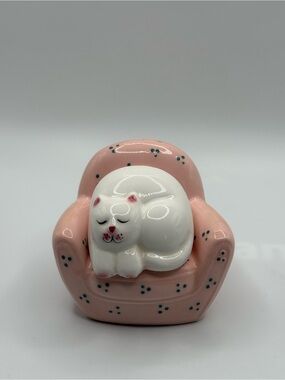 VTG 80’s Sleeping  Cat In Chair Salt  Pepper Set Ceramic Pink & White & Stoppers
